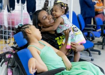 Governo federal inicia pagamento de indenização para famílias de crianças com síndrome congênita do Zika. Benefício inclui parcela única e pensão vitalícia.