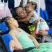 Governo federal inicia pagamento de indenização para famílias de crianças com síndrome congênita do Zika. Benefício inclui parcela única e pensão vitalícia.