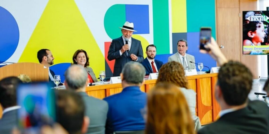 Presidente Lula lança Novo Desenrola Brasil com descontos de até 90% nas dívidas, juros reduzidos e possibilidade de uso do FGTS para renegociação.