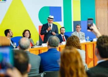 Presidente Lula lança Novo Desenrola Brasil com descontos de até 90% nas dívidas, juros reduzidos e possibilidade de uso do FGTS para renegociação.