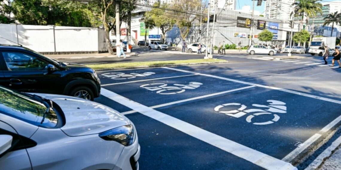 Prefeitura de Vitória amplia caixas de retenção exclusivas para motos e alcança 89 pontos de sinalização em avenidas estratégicas da capital.