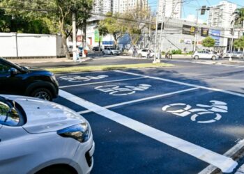 Prefeitura de Vitória amplia caixas de retenção exclusivas para motos e alcança 89 pontos de sinalização em avenidas estratégicas da capital.