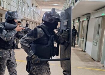 Operação Mute realizada no Espírito Santo terminou sem apreensão de celulares, drogas ou armas em presídios da Grande Vitória. Ação mobilizou cerca de 300 policiais penais.