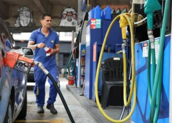Governo federal anuncia subsídio de R$ 0,44 por litro na gasolina para amenizar alta dos combustíveis causada pela guerra no Irã.