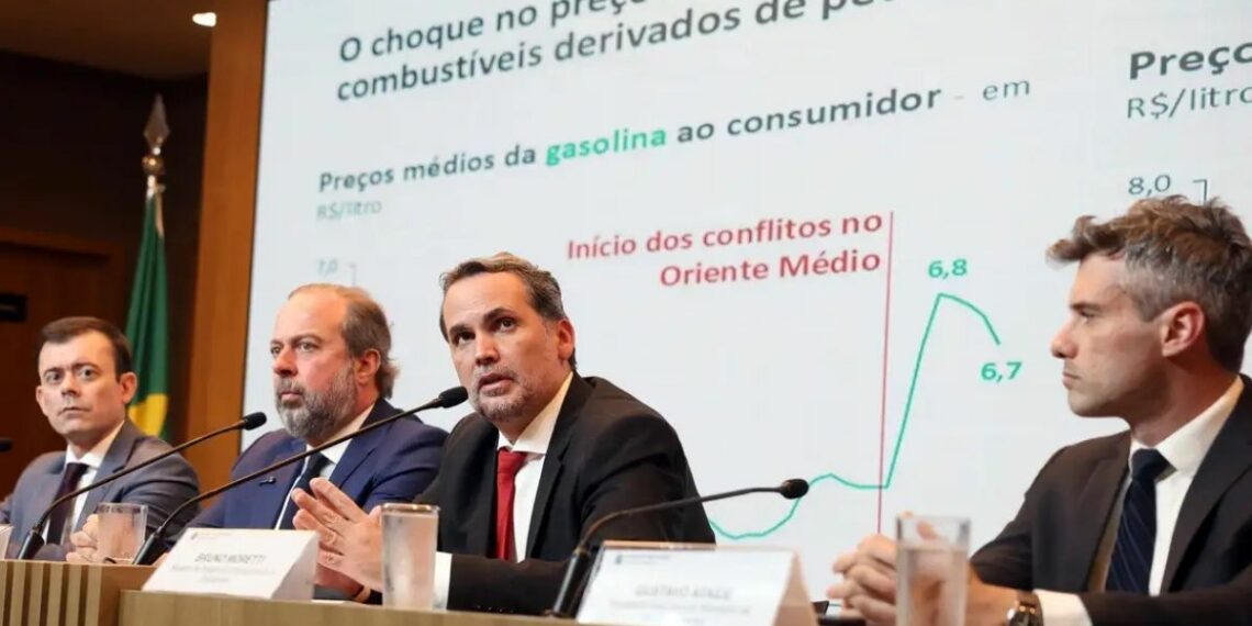 Governo federal anuncia subsídio para gasolina e diesel com objetivo de conter alta dos combustíveis provocada pela disparada do petróleo no mercado internacional.