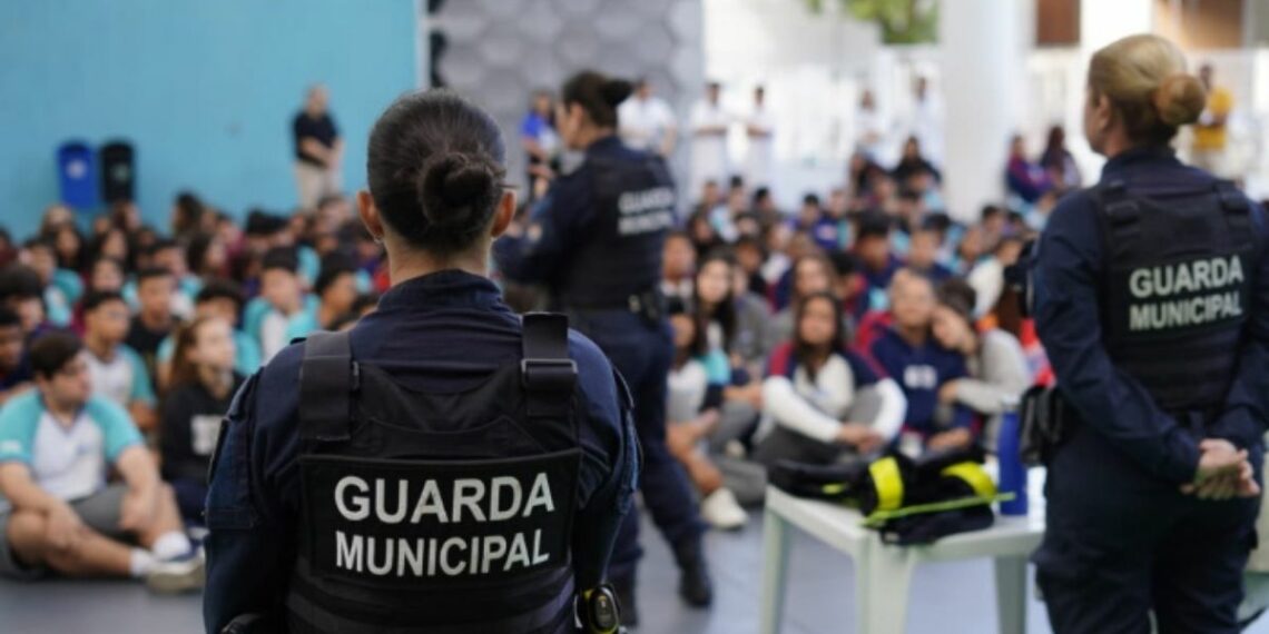 Guarda de Vitória amplia ações educativas sobre uso responsável de bicicletas elétricas e orienta estudantes sobre segurança no trânsito.