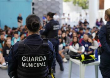 Guarda de Vitória amplia ações educativas sobre uso responsável de bicicletas elétricas e orienta estudantes sobre segurança no trânsito.