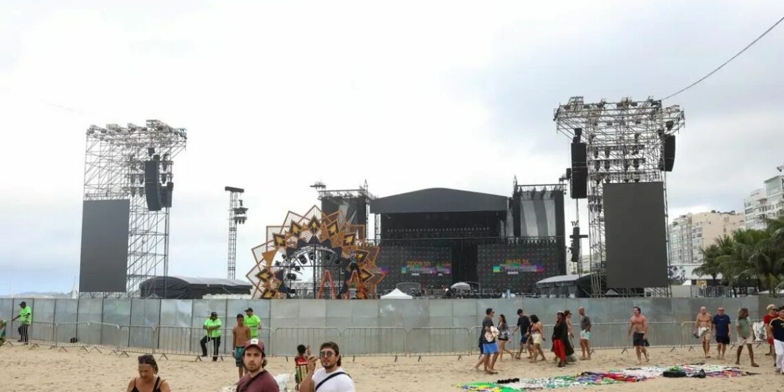 Corpo de Bombeiros realiza segunda vistoria nas estruturas do show de Shakira em Copacabana para garantir segurança do público e liberar evento deste sábado.