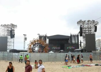 Corpo de Bombeiros realiza segunda vistoria nas estruturas do show de Shakira em Copacabana para garantir segurança do público e liberar evento deste sábado.