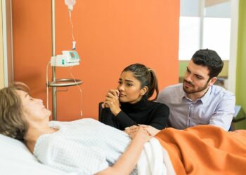 Espírito Santo sanciona lei que garante acompanhante em tempo integral para pacientes em recuperação de mastectomia e cirurgias com restrições equivalentes durante internação hospitalar.