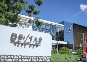 Jair Bolsonaro segue internado em Brasília após cirurgia no ombro. Hospital informa que ex-presidente apresenta boa evolução clínica e controle da dor.