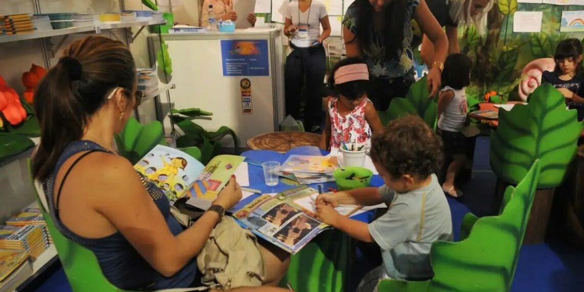 Estudo da OCDE aponta que 53% das famílias brasileiras raramente leem para crianças da pré-escola. Pesquisa destaca desigualdades e impacto das telas no aprendizado.