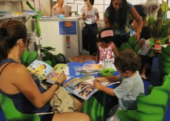 Estudo da OCDE aponta que 53% das famílias brasileiras raramente leem para crianças da pré-escola. Pesquisa destaca desigualdades e impacto das telas no aprendizado.
