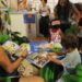 Estudo da OCDE aponta que 53% das famílias brasileiras raramente leem para crianças da pré-escola. Pesquisa destaca desigualdades e impacto das telas no aprendizado.
