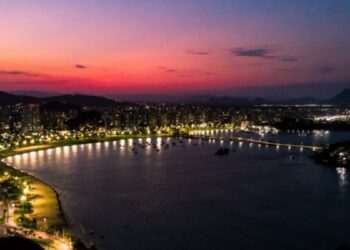 Vitória celebra o Dia Nacional do Turismo destacando crescimento sustentável, investimentos históricos e experiências culturais e naturais que fortalecem o destino.