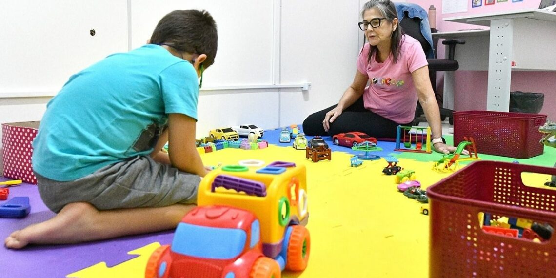 Espírito Santo cria programa que garante atendimento prioritário a pais e mães de crianças atípicas na rede pública estadual de saúde.