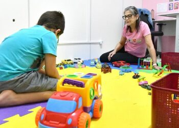 Espírito Santo cria programa que garante atendimento prioritário a pais e mães de crianças atípicas na rede pública estadual de saúde.