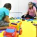 Espírito Santo cria programa que garante atendimento prioritário a pais e mães de crianças atípicas na rede pública estadual de saúde.