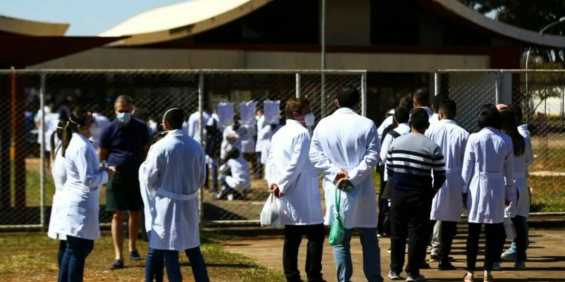 Inep divulga nota de corte do Revalida 2026/1. Médicos formados no exterior precisarão alcançar 59 pontos para seguir à próxima etapa do exame.