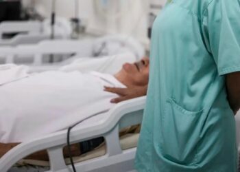 Dados do Cremerj mostram que o Rio de Janeiro registrou 987 casos de agressão contra médicos entre 2018 e 2025. Violência verbal lidera ocorrências.