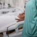 Dados do Cremerj mostram que o Rio de Janeiro registrou 987 casos de agressão contra médicos entre 2018 e 2025. Violência verbal lidera ocorrências.