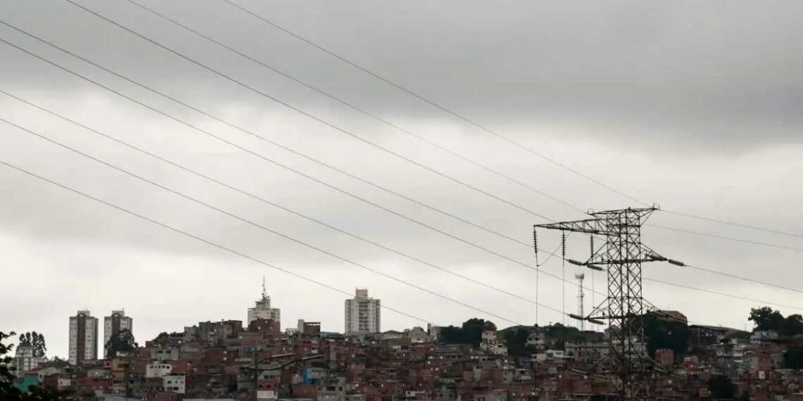 Inmet prevê temporais e chuva intensa em diversas regiões do Brasil neste fim de semana, com alerta para São Paulo, Sul e litoral nordestino.