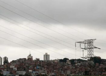 Inmet prevê temporais e chuva intensa em diversas regiões do Brasil neste fim de semana, com alerta para São Paulo, Sul e litoral nordestino.
