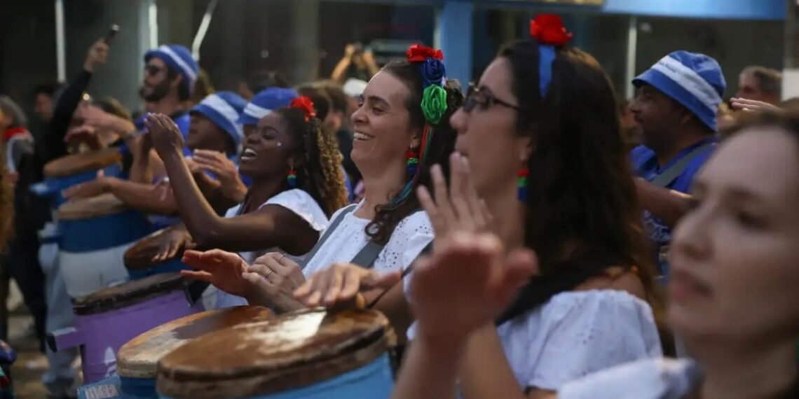 Mulheres e mestres do congo capixaba mantêm tradição cultural viva no Espírito Santo durante cortejo da Teia Nacional dos Pontos de Cultura.