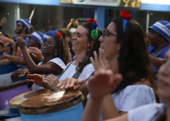 Mulheres e mestres do congo capixaba mantêm tradição cultural viva no Espírito Santo durante cortejo da Teia Nacional dos Pontos de Cultura.