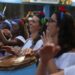 Mulheres e mestres do congo capixaba mantêm tradição cultural viva no Espírito Santo durante cortejo da Teia Nacional dos Pontos de Cultura.