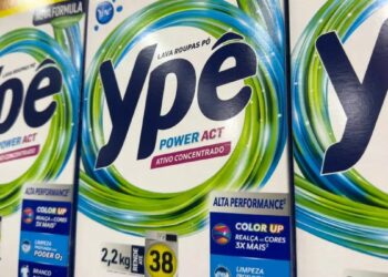 Infectologistas alertam para os riscos da bactéria Pseudomonas aeruginosa encontrada em produtos da Ypê suspensos pela Anvisa. Entenda os perigos e como ocorre a contaminação.