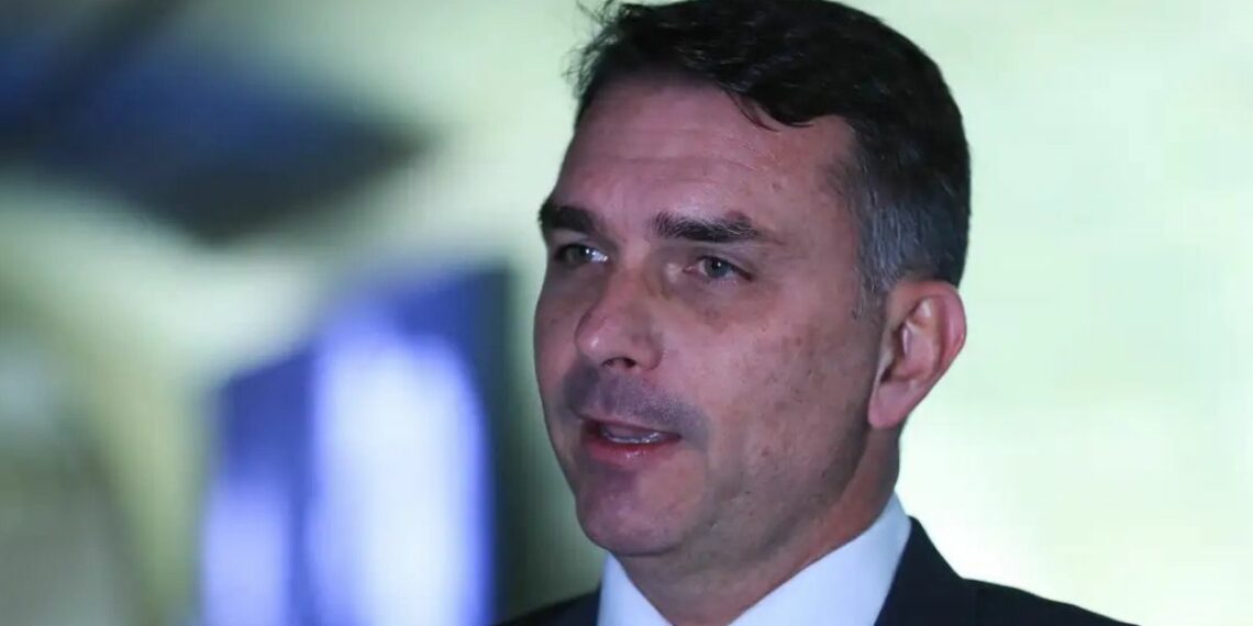 Deputados federais anunciaram pedidos de investigação à PF, Receita Federal e abertura de CPI para apurar a relação entre Flávio Bolsonaro e o banqueiro Daniel Vorcaro em negociação de R$ 134 milhões para filme sobre a família Bolsonaro.
