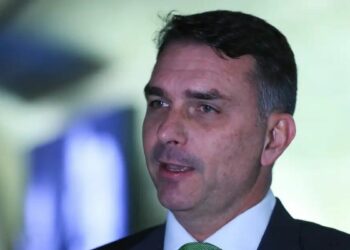 Deputados federais anunciaram pedidos de investigação à PF, Receita Federal e abertura de CPI para apurar a relação entre Flávio Bolsonaro e o banqueiro Daniel Vorcaro em negociação de R$ 134 milhões para filme sobre a família Bolsonaro.