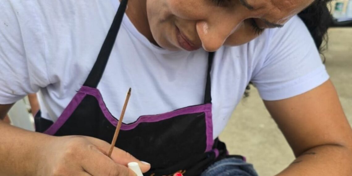 Internas do Centro Prisional Feminino de Colatina participaram de ação social em casa de repouso, oferecendo cuidados de beleza e doando itens produzidos na unidade.