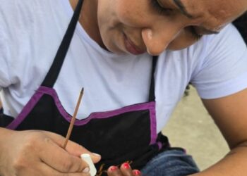 Internas do Centro Prisional Feminino de Colatina participaram de ação social em casa de repouso, oferecendo cuidados de beleza e doando itens produzidos na unidade.