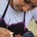 Internas do Centro Prisional Feminino de Colatina participaram de ação social em casa de repouso, oferecendo cuidados de beleza e doando itens produzidos na unidade.