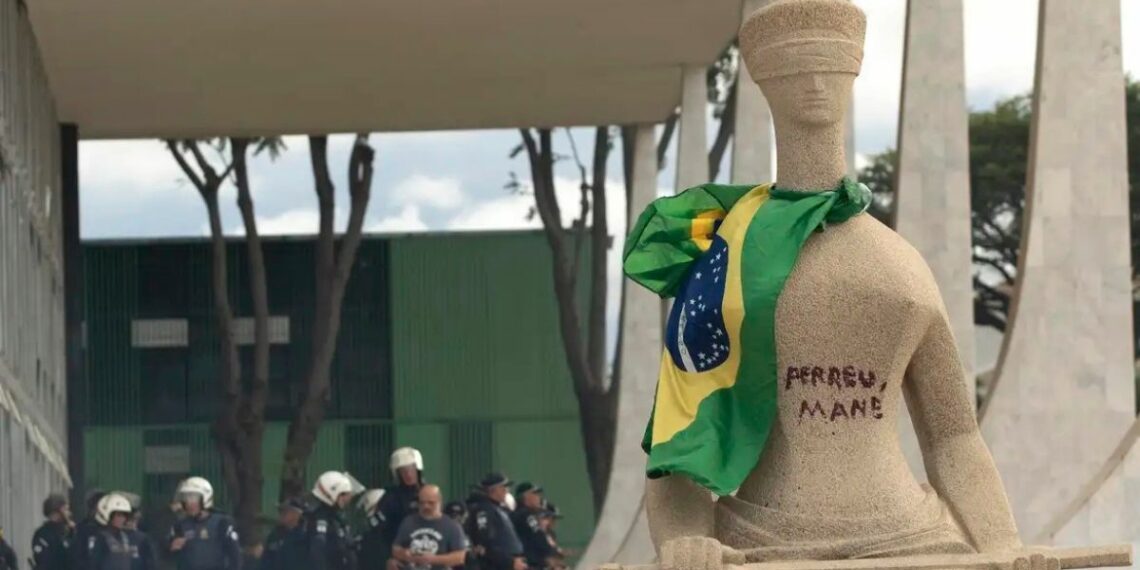 Alexandre de Moraes rejeita pedido da defesa de Débora do Batom para aplicação imediata do PL da Dosimetria, ainda não promulgado pelo Congresso.
