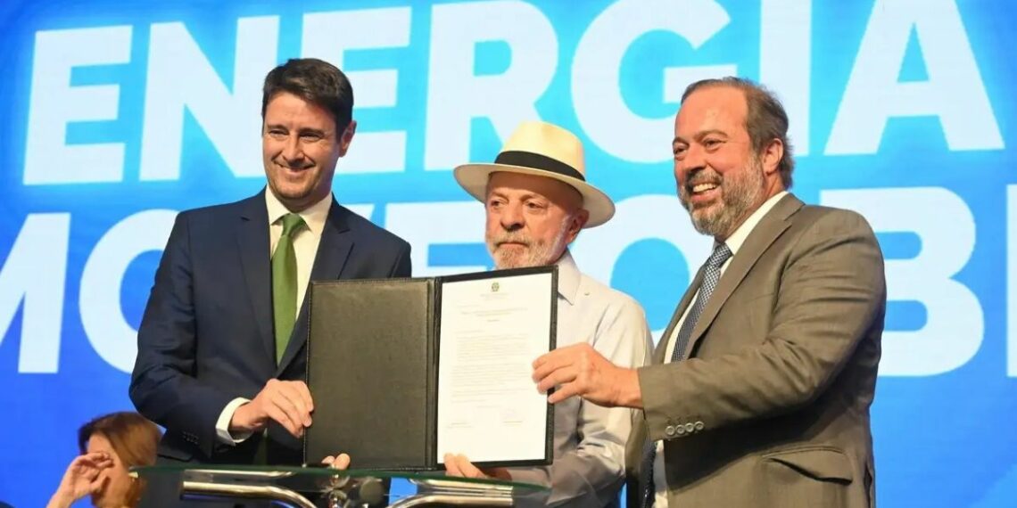 Governo federal antecipa renovação de contratos de distribuidoras de energia e prevê R$ 130 bilhões em investimentos até 2030 para modernizar o setor elétrico brasileiro.