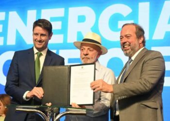 Governo federal antecipa renovação de contratos de distribuidoras de energia e prevê R$ 130 bilhões em investimentos até 2030 para modernizar o setor elétrico brasileiro.