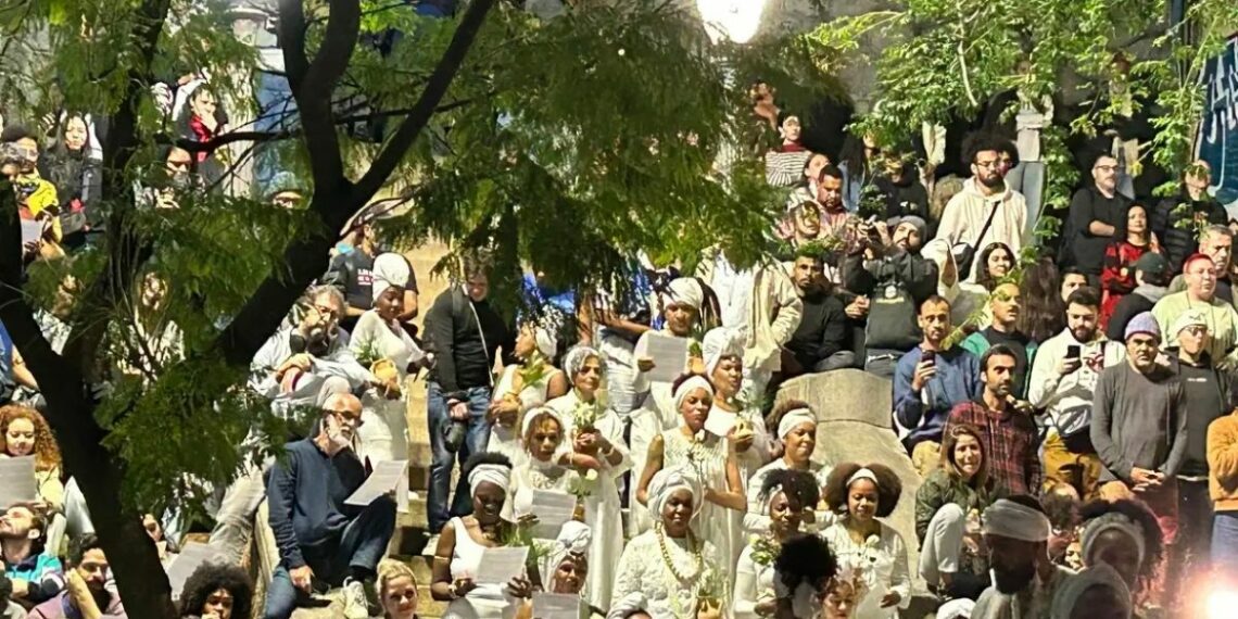 Cortejo liderado pelo bloco afro Ilú Obá de Min reuniu mulheres negras no Bixiga, em São Paulo, em manifestação cultural e política contra a falsa abolição da escravatura e o apagamento da história negra.
