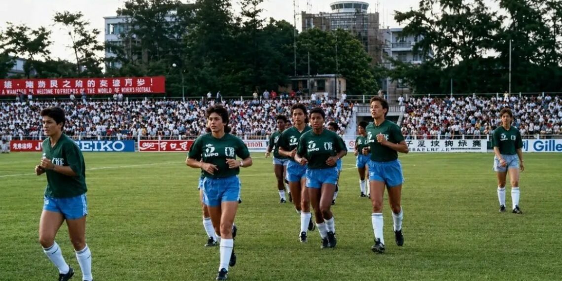 Pioneiras do futebol feminino brasileiro aguardam reparação histórica prevista em projeto da Copa do Mundo Feminina de 2027. Ex-atletas destacam reconhecimento e legado.
