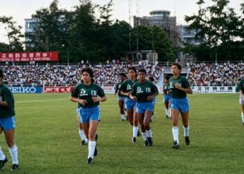 Pioneiras do futebol feminino brasileiro aguardam reparação histórica prevista em projeto da Copa do Mundo Feminina de 2027. Ex-atletas destacam reconhecimento e legado.