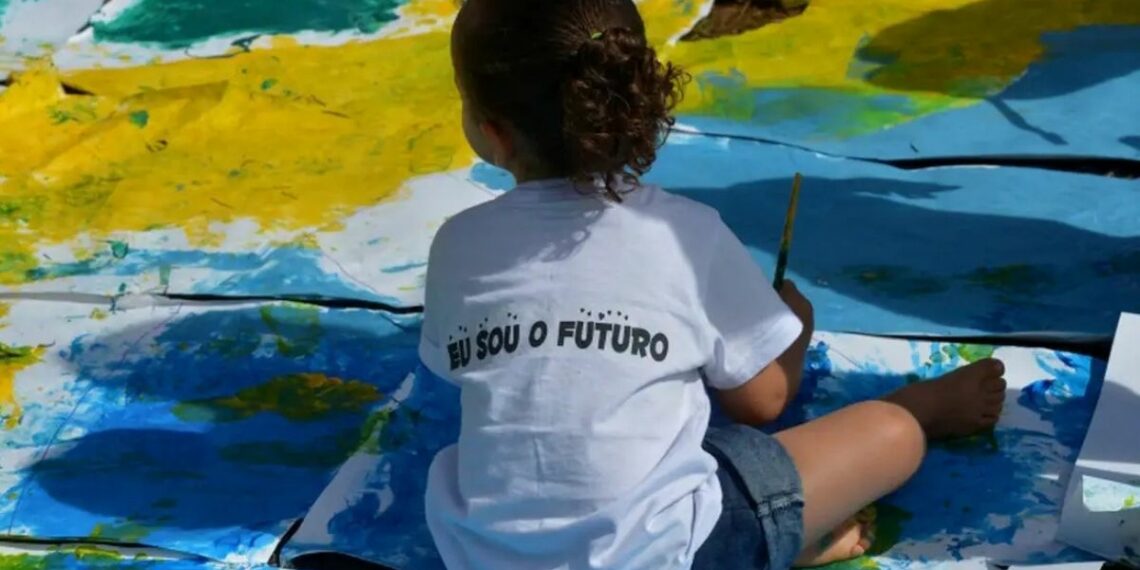 Governo federal regulamenta a Política Nacional de Prevenção e Combate ao Abuso e à Exploração Sexual de Crianças e Adolescentes, com ações integradas de proteção, prevenção e atendimento especializado.