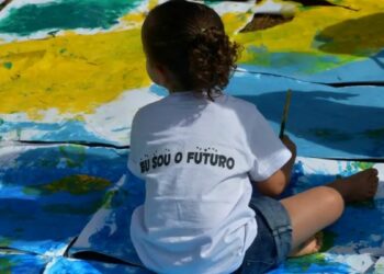 Governo federal regulamenta a Política Nacional de Prevenção e Combate ao Abuso e à Exploração Sexual de Crianças e Adolescentes, com ações integradas de proteção, prevenção e atendimento especializado.