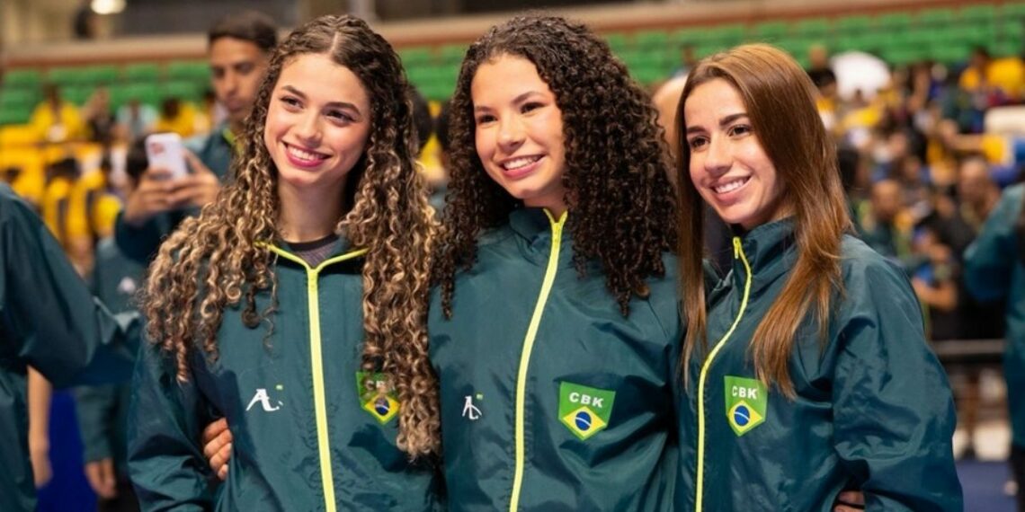 Atletas capixabas disputam o Pan-Americano de Karatê em Macaé representando o Brasil na categoria kata por equipes feminina.
