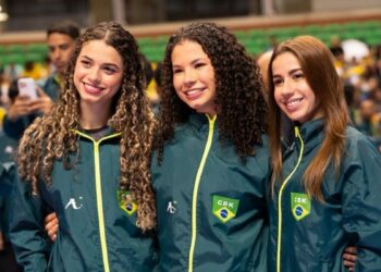 Atletas capixabas disputam o Pan-Americano de Karatê em Macaé representando o Brasil na categoria kata por equipes feminina.