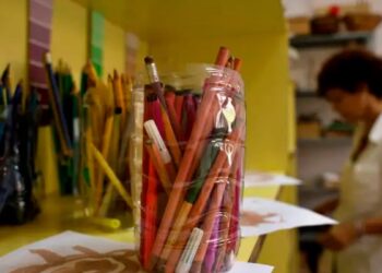 Pesquisa mostra que redes municipais investem mais em linguagem do que em matemática na educação infantil e enfrentam desafios em inclusão e infraestrutura.