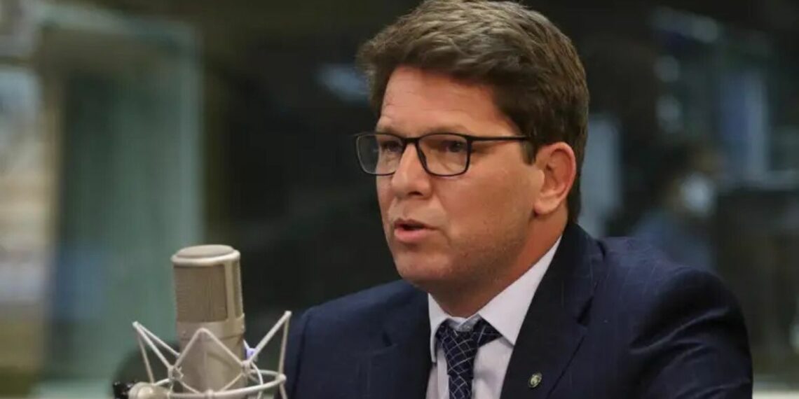 STF tenta intimar deputado Mário Frias em investigação sobre emendas parlamentares destinadas a entidades ligadas à produtora do filme Dark Horse, sobre Jair Bolsonaro.