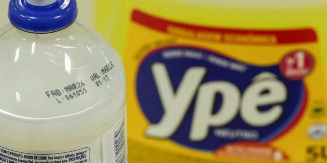 Anvisa mantém suspensão de produtos Ypê com lotes finais 1 após identificar falhas no controle de qualidade e risco de contaminação bacteriana.