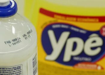 Anvisa mantém suspensão de produtos Ypê com lotes finais 1 após identificar falhas no controle de qualidade e risco de contaminação bacteriana.
